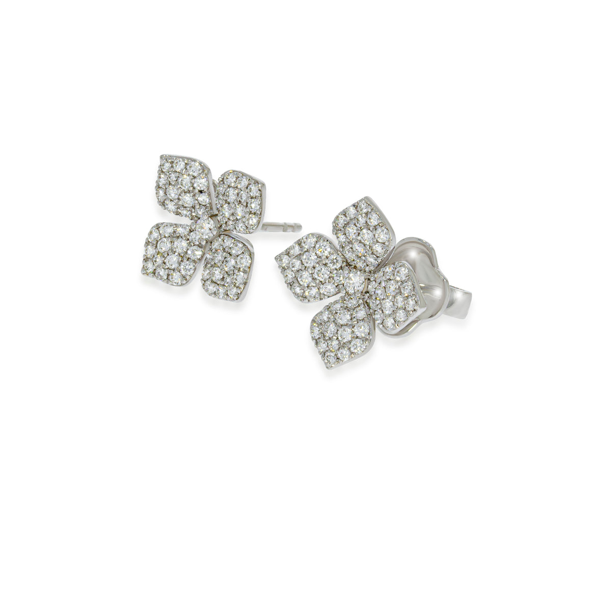 Brethtaking clover leaf Stud earings pave rond diamonds in 18K white gold. 1 bigeer diamonds on Center. Statement Jewlery.