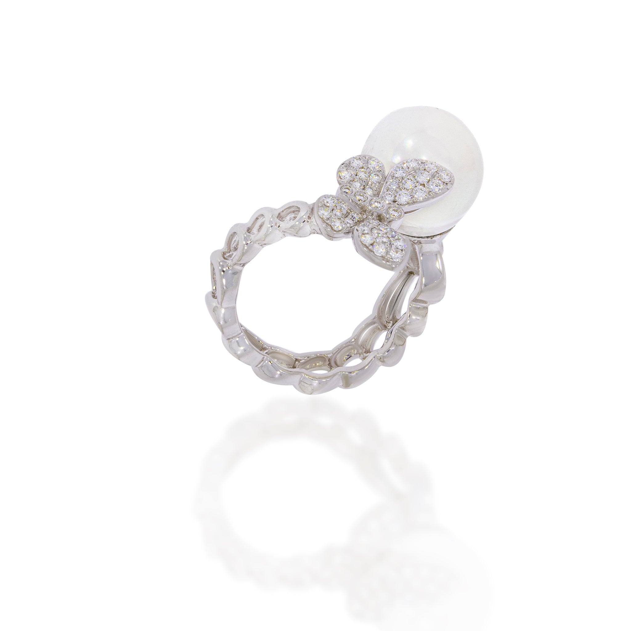 White gold thick chain pearl and diamond ring, beatiful pearl and diamonds pave butterfly. A unique fancy beautiful engagement ring.