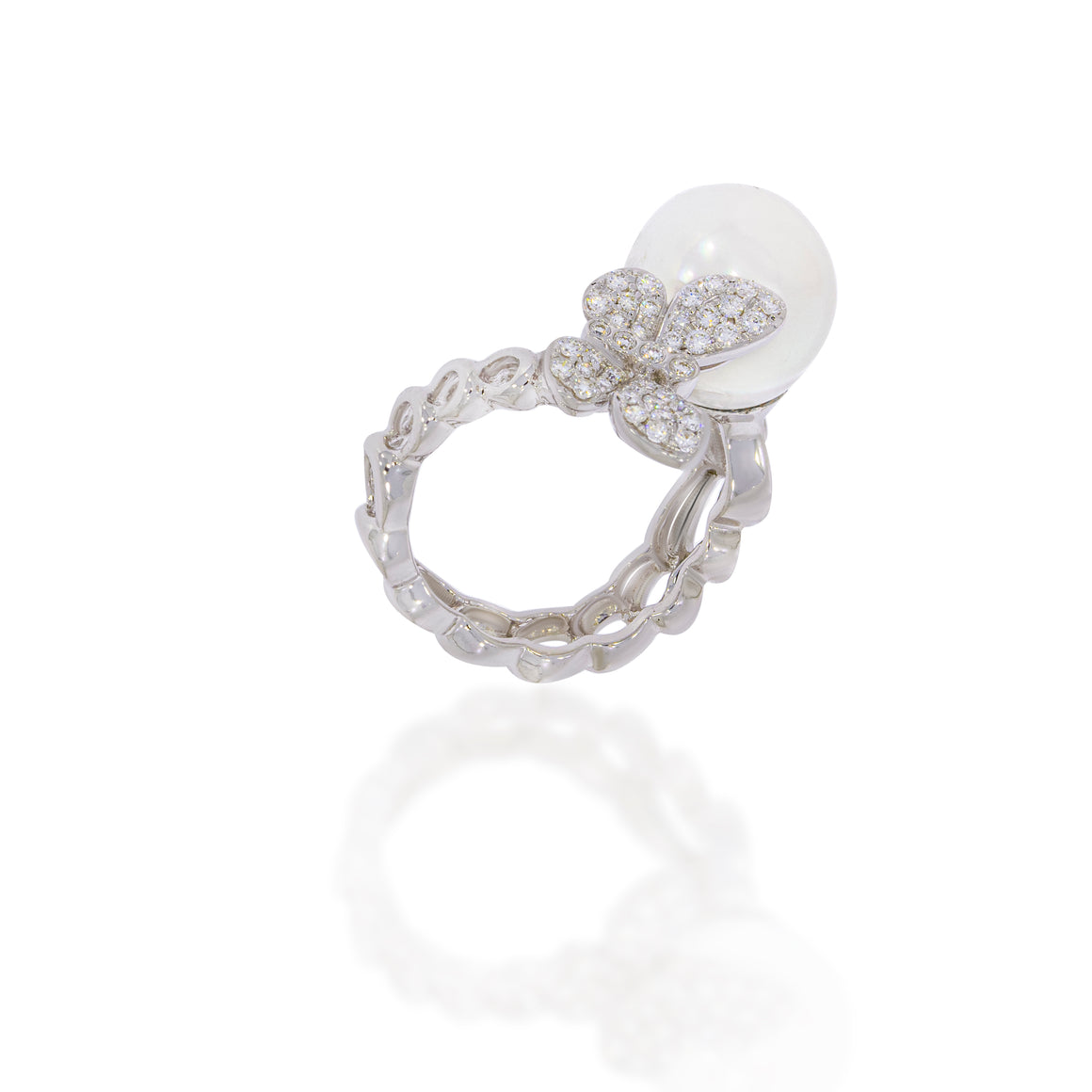 White gold thick chain pearl and diamond ring, beatiful pearl and diamonds pave butterfly. A unique fancy beautiful engagement ring.