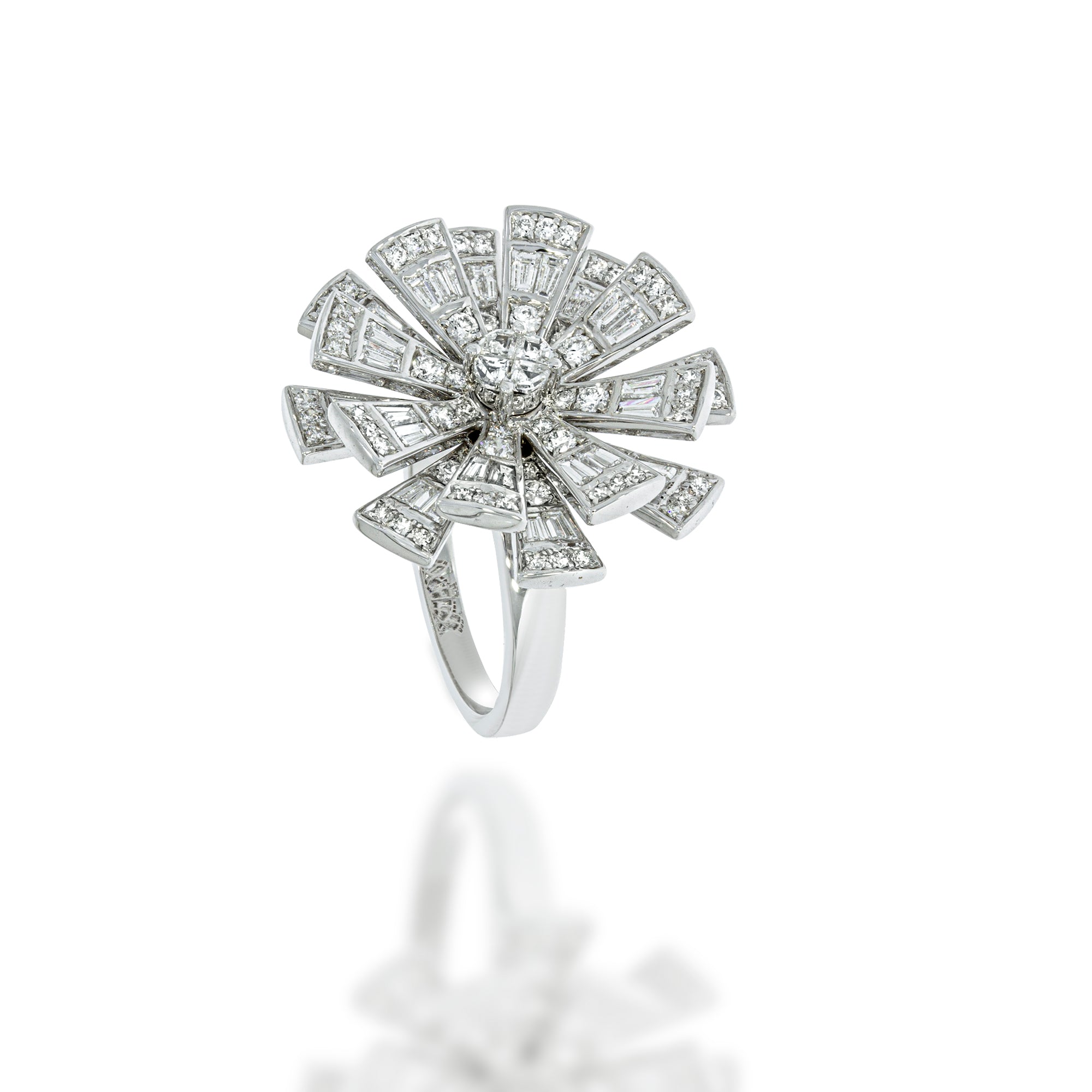 Flower-shaped ring with 2 rows of petal set with 112 diamond around 4 Carre diamonds at the center.