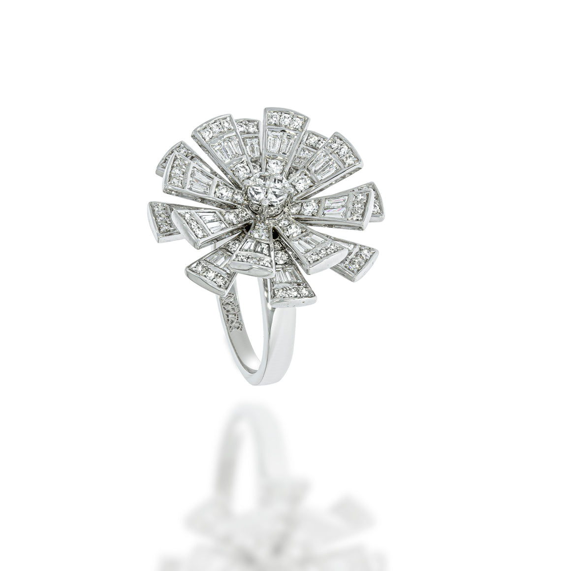 Flower-shaped ring with 2 rows of petal set with 112 diamond around 4 Carre diamonds at the center.